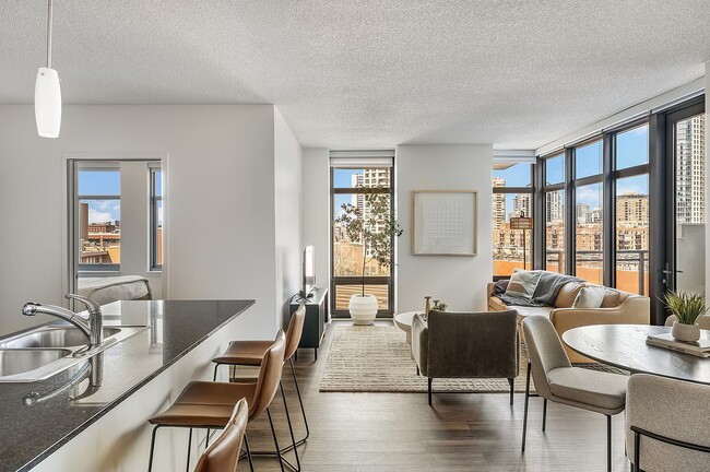 Photo - 659 W Kinzie St