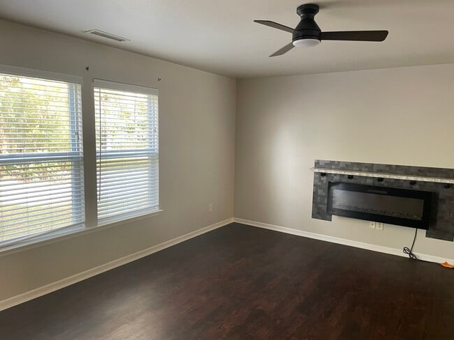 Photo - 557 Lakeside Valley Dr