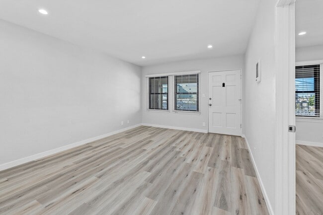Building Photo - HILLCREST GREAT RENOVATED ONE BEDROOM APARTMENT. Unit 1833
