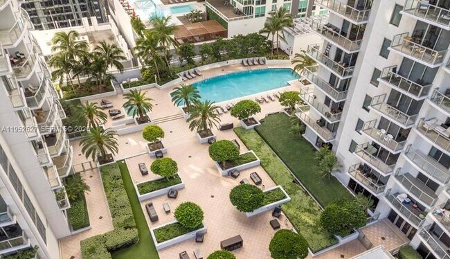 Photo - 1060 Brickell Ave Unidad 2013