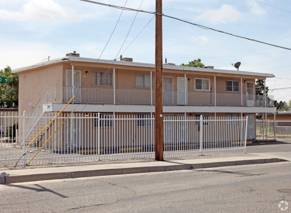 Photo - 237 Dallas St NE