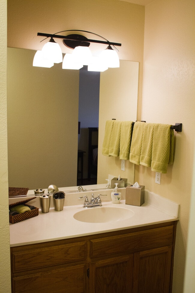 Building Photo - Downstairs Spacious 2 Bedroom 1 Bath Unit ... Rental