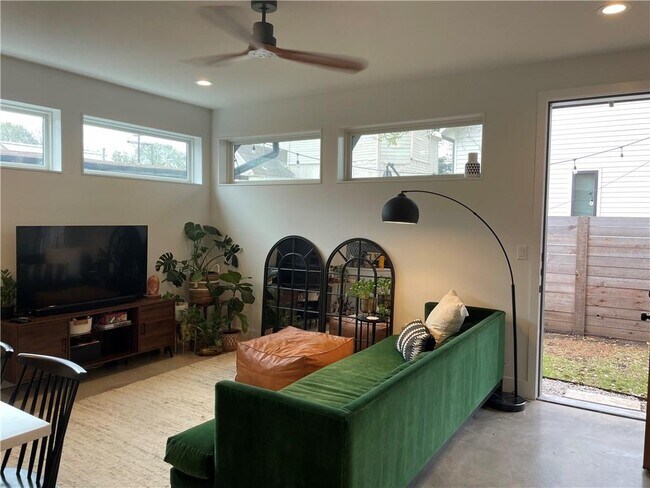 Photo - 1806 Haskell St