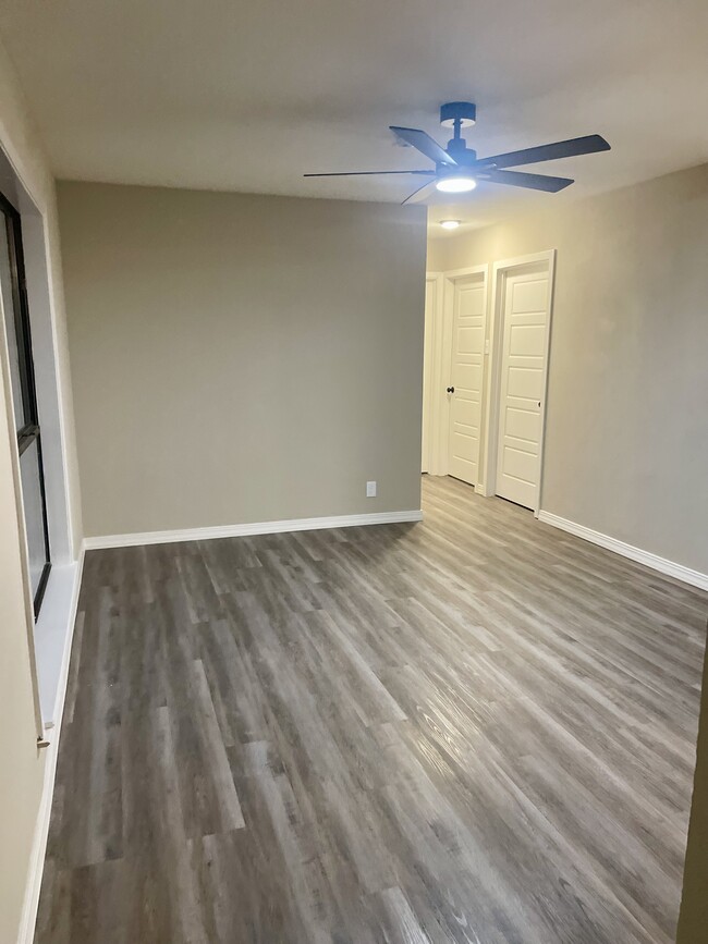 Photo - 410 W Lindbergh Blvd