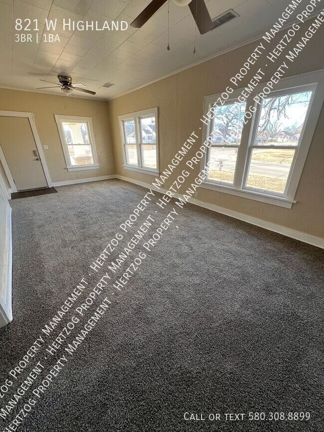 Photo - 821 W Highland-