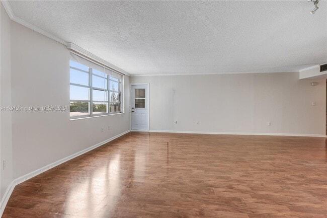 Photo - 2750 NE 183rd St Unidad 607