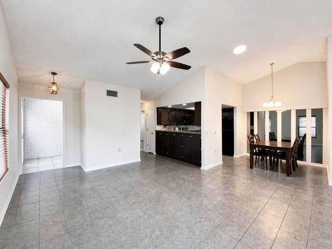 Photo - 614 Lake Carolyn Cir
