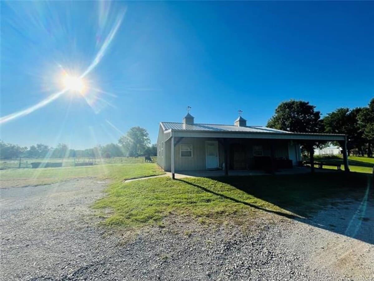 Enjoy peaceful country living with the convenience of being just minutes from the city! - Enjoy peaceful country living with the convenience of being just minutes from the city!