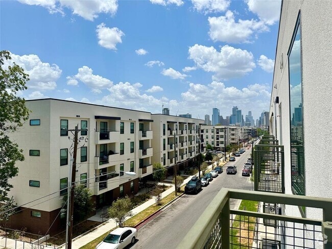Building Photo - 1800 E 4th St Unit 305 Rental