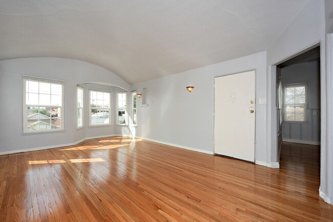 Photo - 1254 N Mariposa Ave