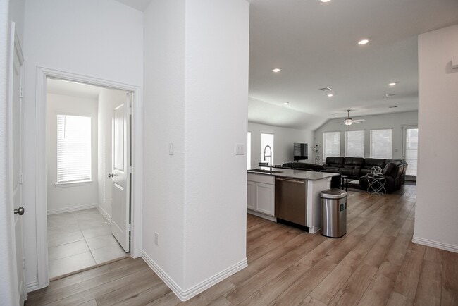 Building Photo - 31438 Vineyard Creek Dr