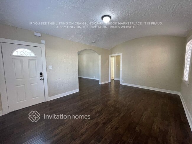 Photo - 2627 S Dunsmuir Ave