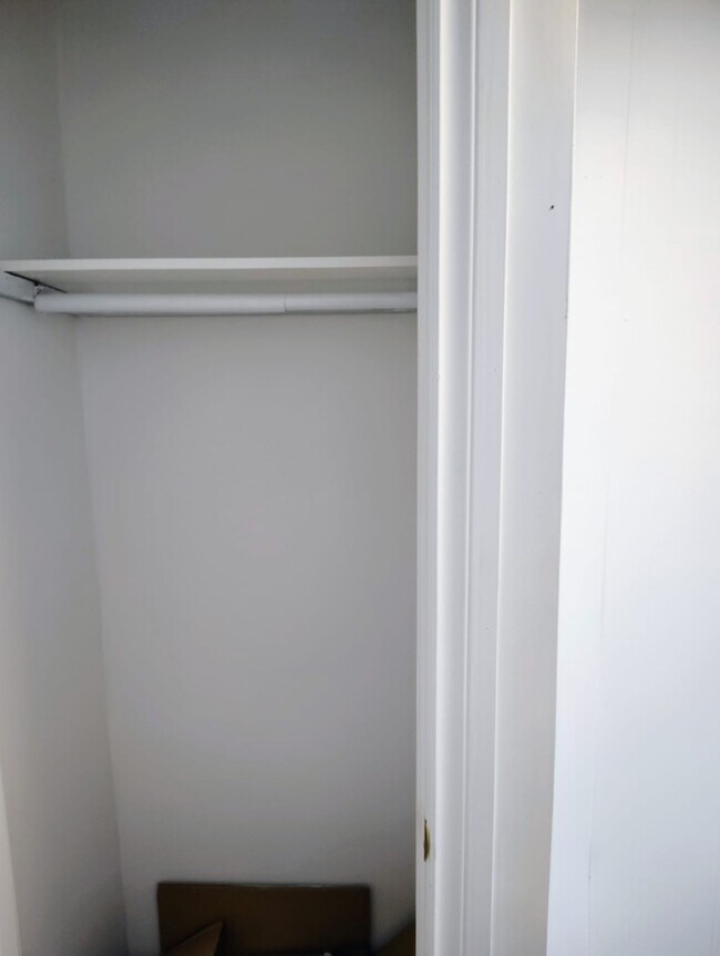 Building Photo - 494 Somerset St W Unit 1/2 B