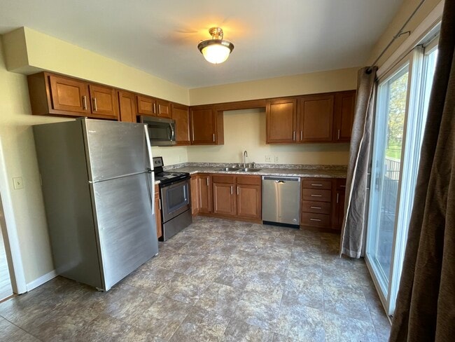 Building Photo - 720 W 2nd St Unit B Rental