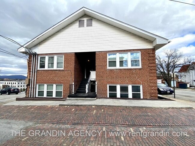 Photo - 202 Elm Ave