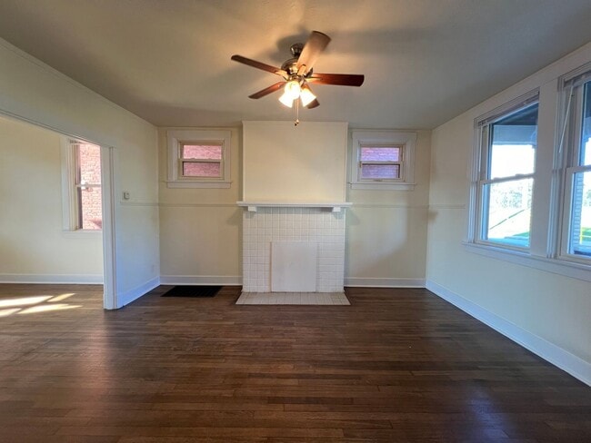 Now showing 2BR 1 Bath Townhouse! - Now showing 2BR 1 Bath Townhouse!