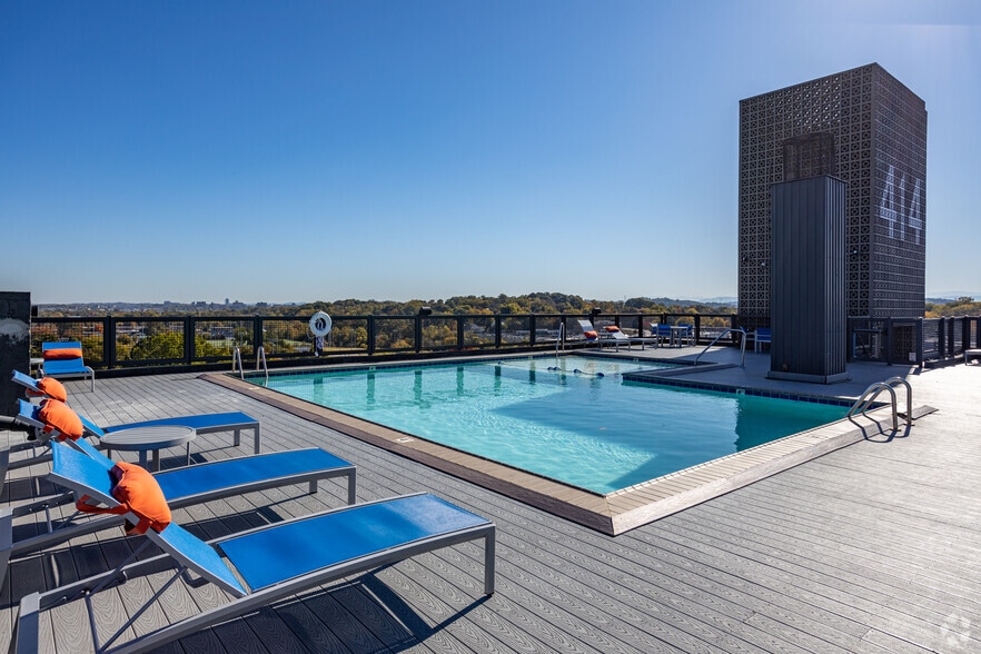 414 Flats - Rooftop Pool