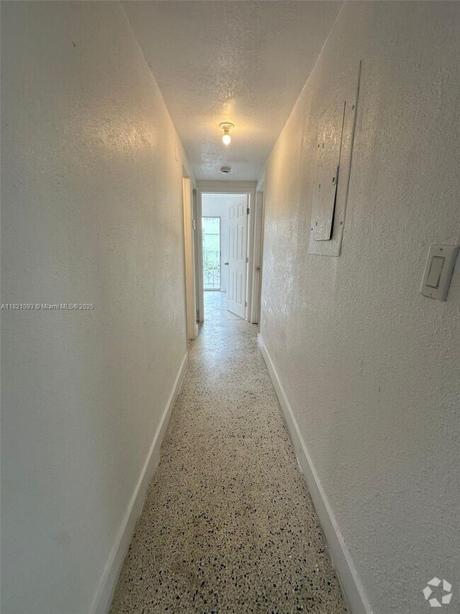 Building Photo - 921 SW 7th St Unit 2 Rental