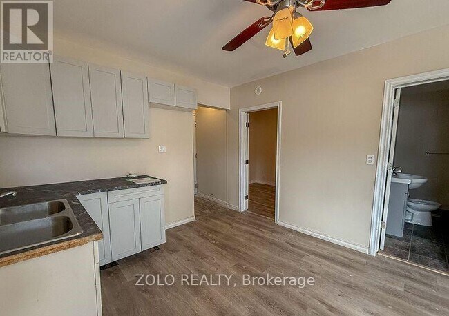 Photo - 309 Cedar St N