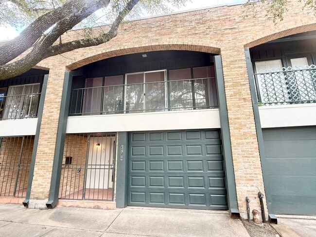 Building Photo - Modern 2/2.5/1 Townhome Across From The Me...