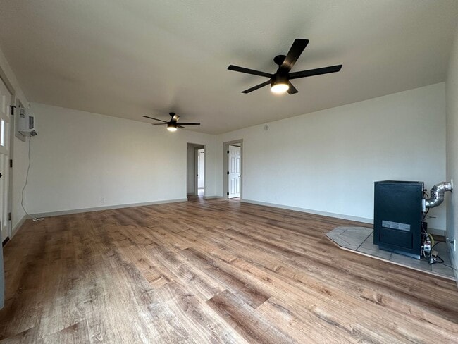 Photo - Newly Remodeled 3 bedroom house in Roseburg