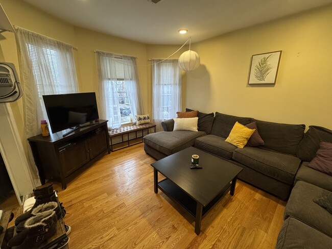 Building Photo - 10 Jay St Unit 2 Rental