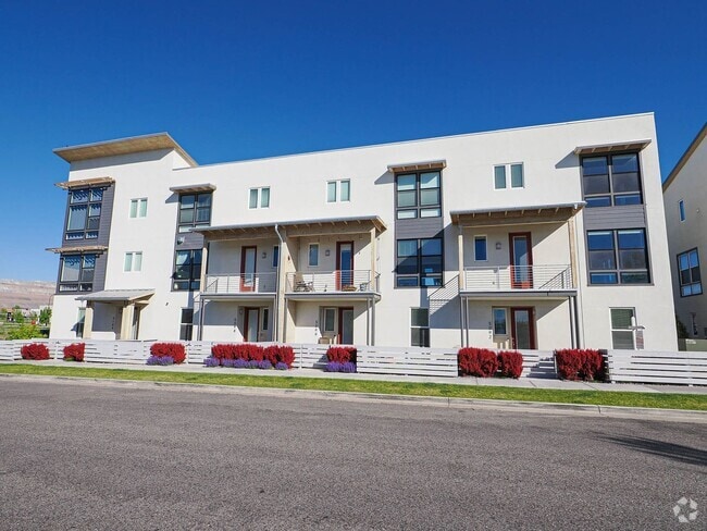 Building Photo - 3 Bedroom, 2.5 Bathroom in South Jordan Rental