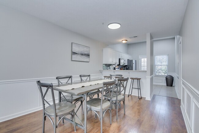 Photo - 2003 Helmsdale Ln