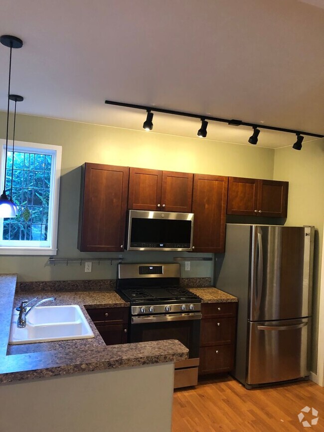 Building Photo - 3 Bedroom | 1.5 Bath in Hood River! Rental