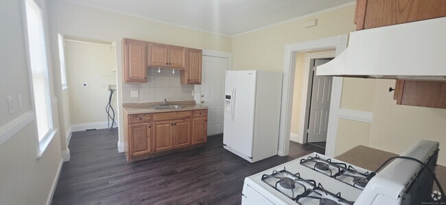 Building Photo - 273 Brooks St Unit 1st Floor Rental