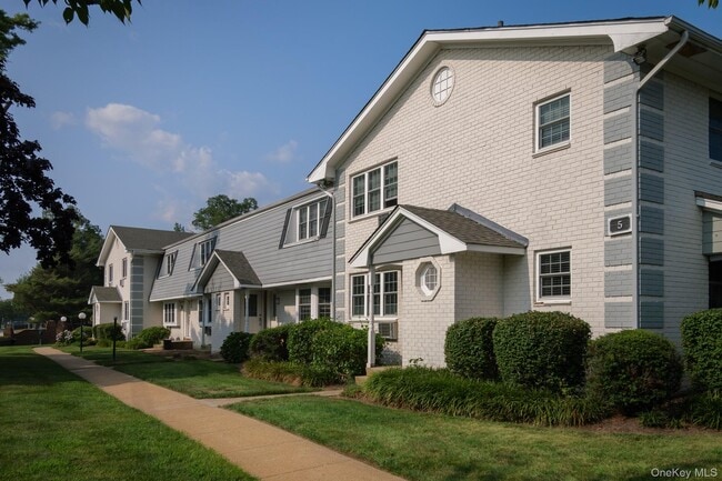 Building Photo - 23 Weaver Dr Unit 11-1B Rental