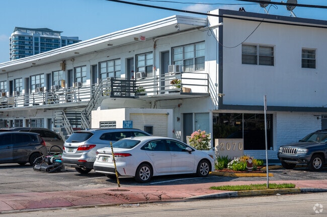 2070 Bay Dr Miami Beach, FL 33141 - Pierre On the Bay