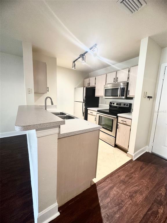 Photo - 5467 Vineland Rd Unit 6114