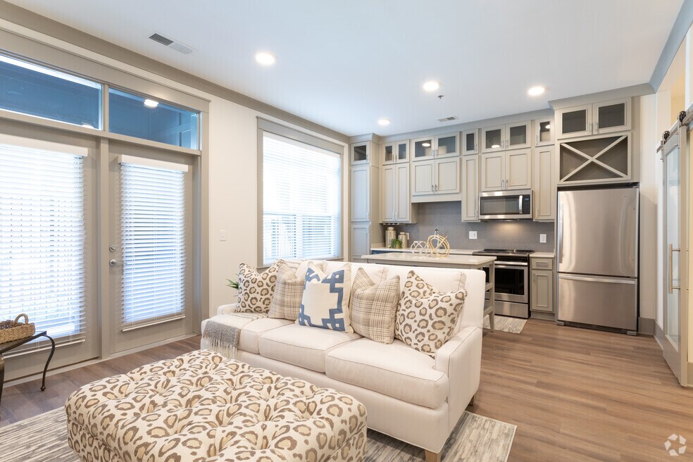 1BR, 1BA - 761 SF