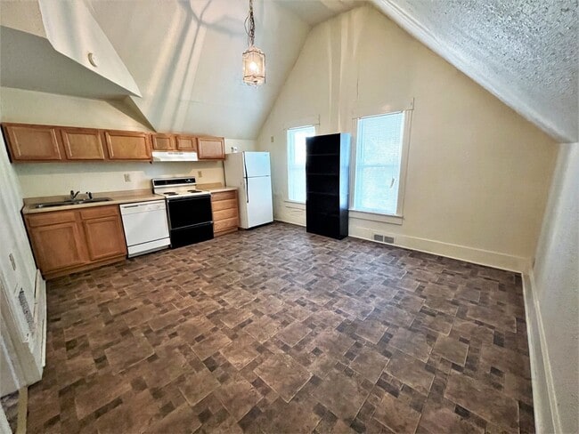 Photo - 915 W 4th Ave Unit 2