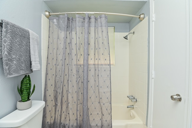 105021-DSC_3186_0.jpg - Dodson Place