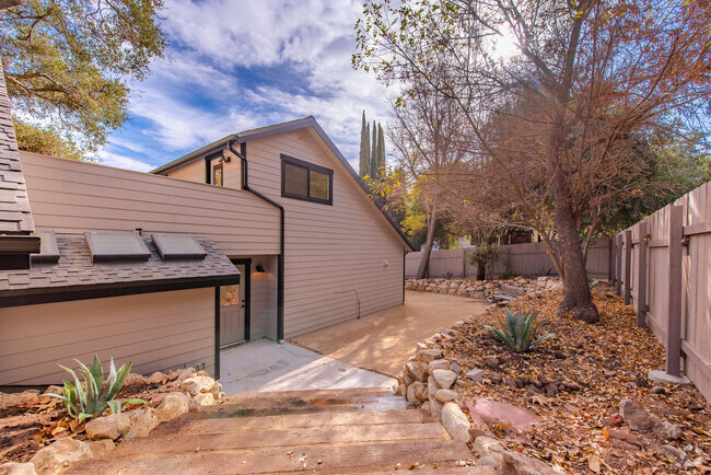 Building Photo - 1372 Old Topanga Canyon Rd Rental