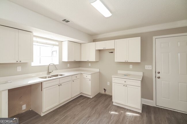 Photo - 2190 Surrey Trail