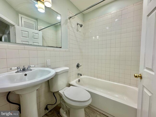 Building Photo - 23 Lily St