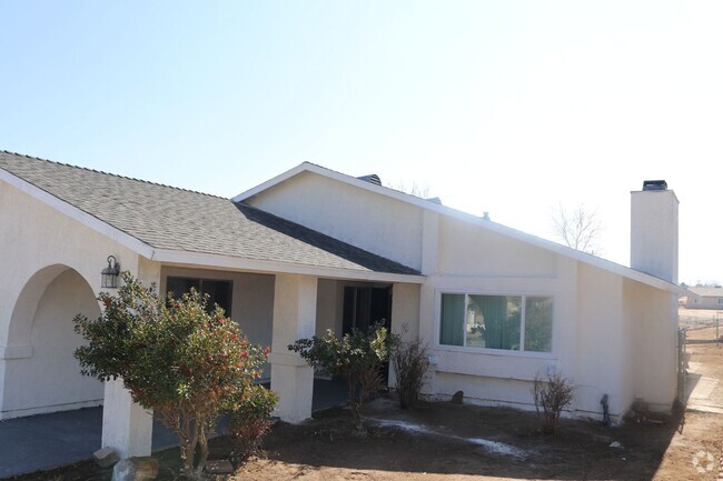 Building Photo - Spacious 3-Bedroom Home with Fireplace & 2...