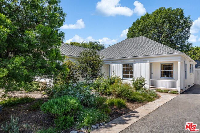 Photo - 2091 N Roosevelt Ave