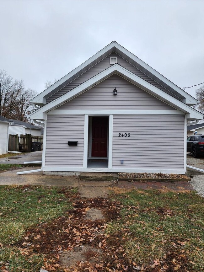 Building Photo - 2 Bedroom 1 Bath Home With 2 Stall Garage