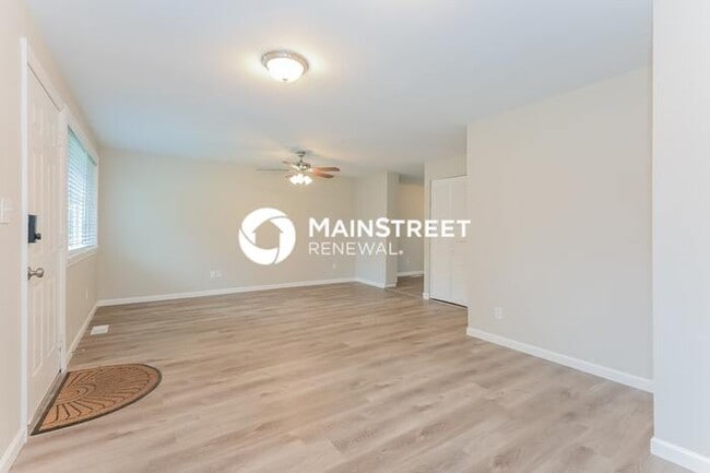 Photo - 3 Bedroom Pet-Friendly Home in FEDERAL WAY, WA with Main Street Renewal