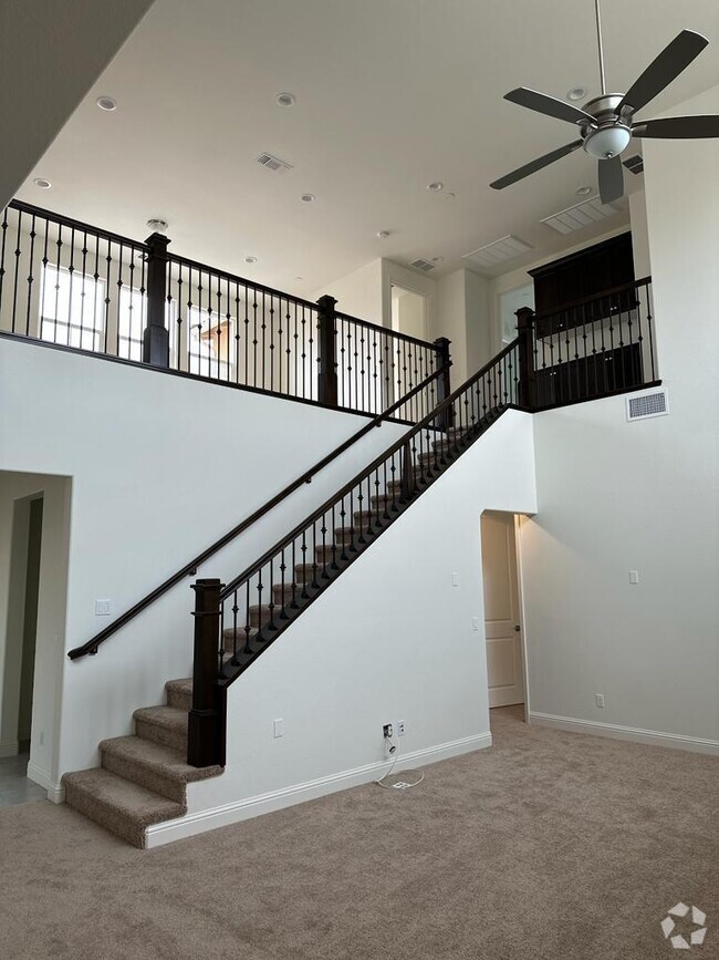 Building Photo - 499 Russell Way Rental