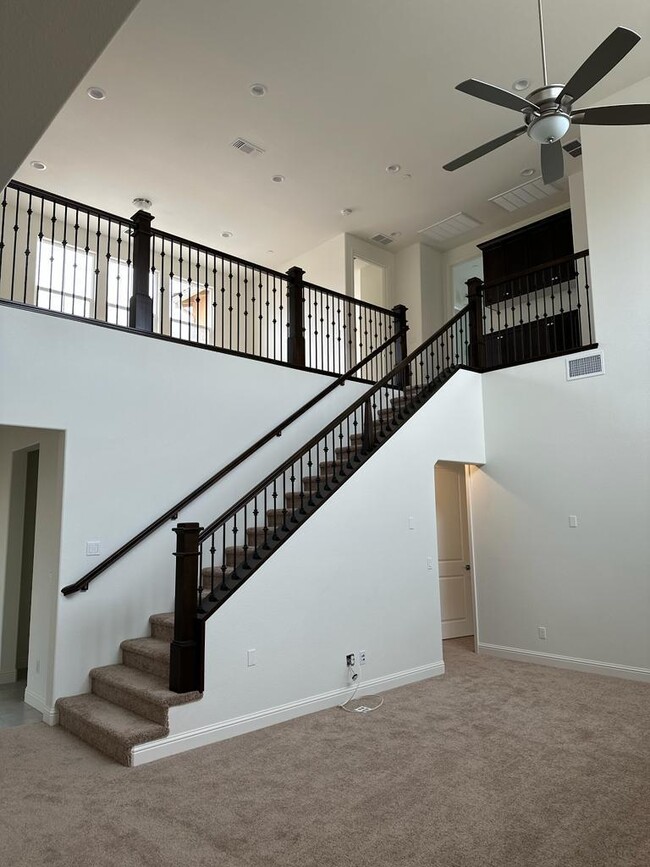 Building Photo - 499 Russell Way Rental