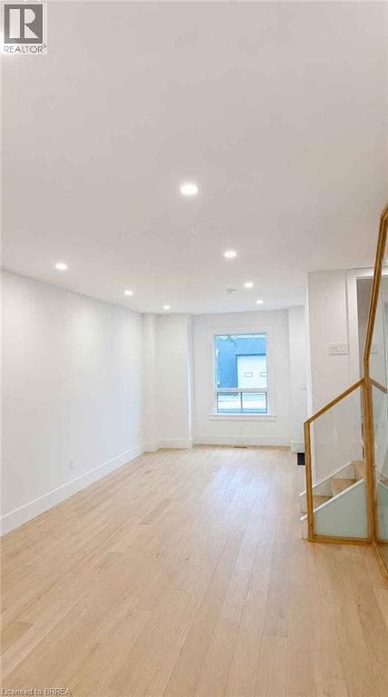 Photo - 561 Wentworth St N