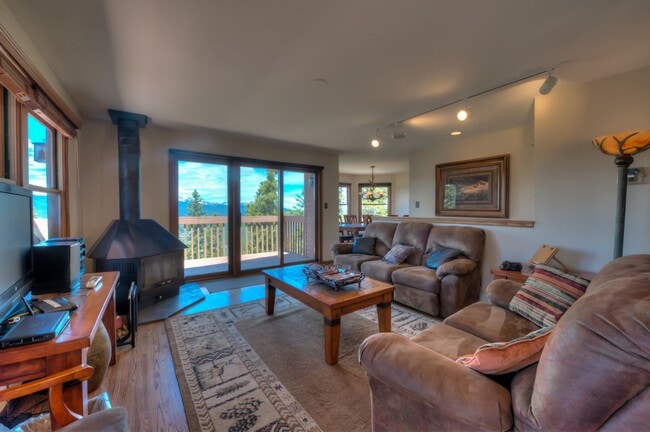 Photo - Beautiful home near bus route Breckenridge! 5 bedrooms and VIEWS!  Flexible Lease Terms