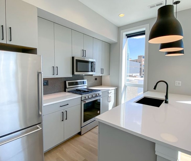 Photo - 1050 W Cornelia Ave Unit 402