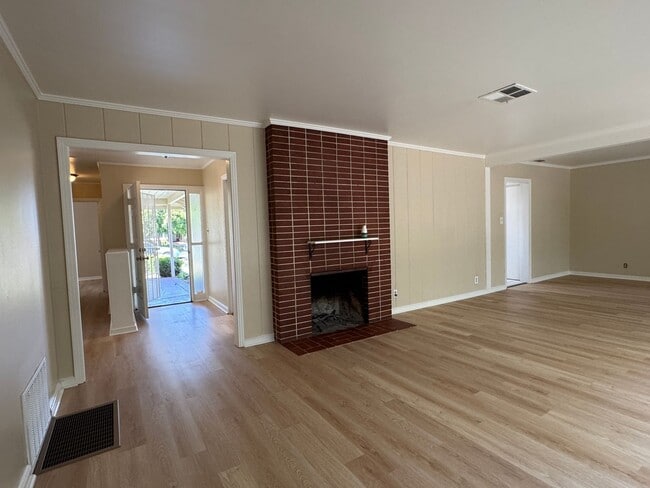1220 W Benjamin Holt Dr