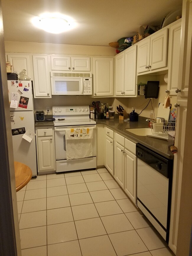 Building Photo - 329 Harvard St Unit 10